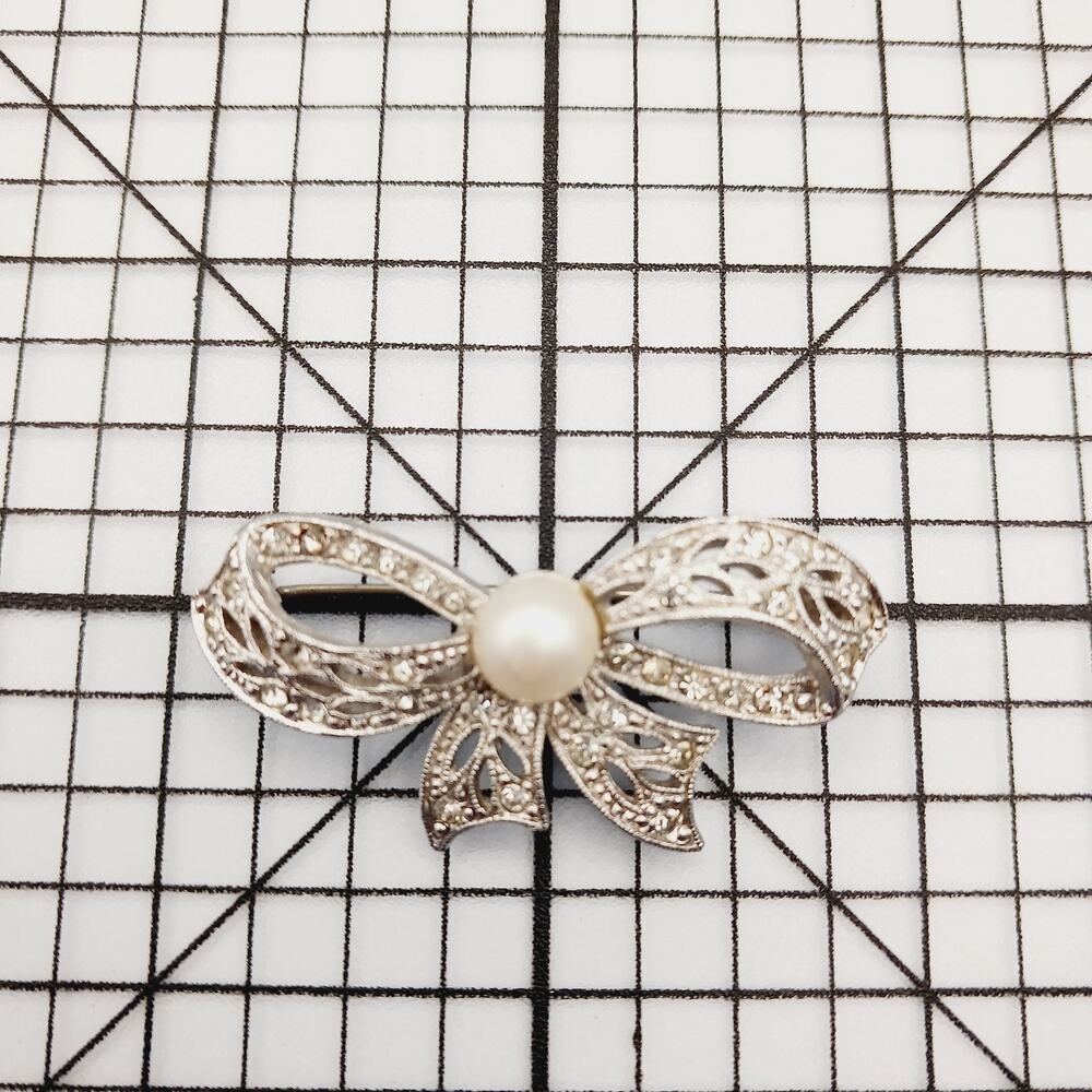 Brooch Pin VTG Bow Ribbon Faux Pearl Rhinestone Silver Tone Openwork 90s Bridal